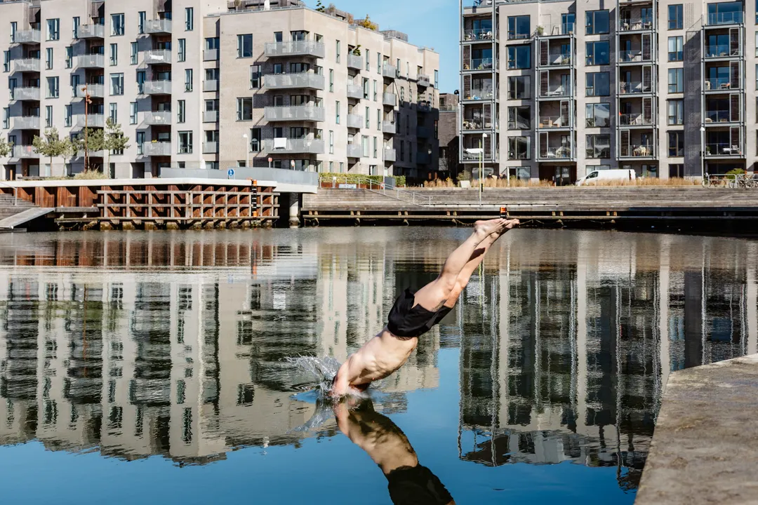 Person hopper i vandet ved Sauna House Nordhavn