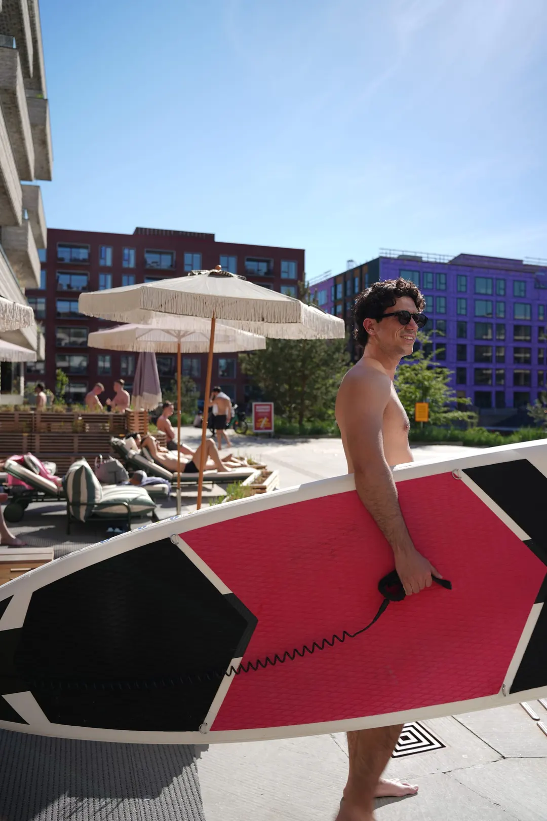 Medlem på vej ud på vandet med SUP-board
